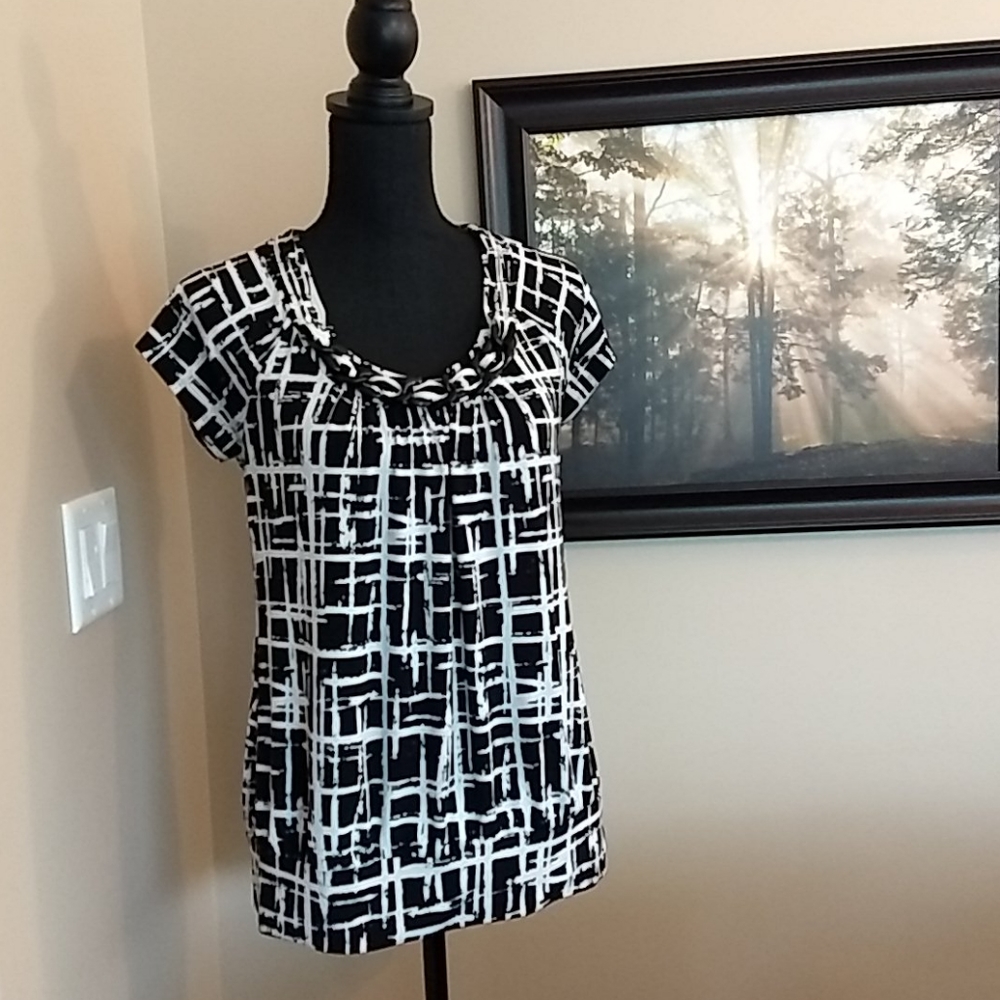 Apt 9 Women’s Blouse Size M with Beaded and Scoop Neckline with hashed pattern